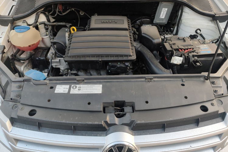 大众 桑塔纳 2015款 1.4L 手动风尚版机舱底盘24