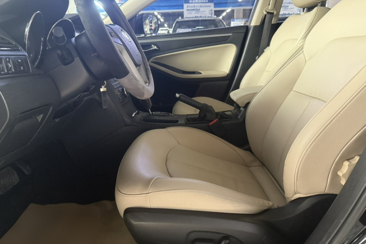 奔腾B70 2014款 2.0L 自动豪华型局部细节19