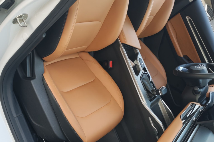 吉利汽车 帝豪 2025款 第4代 1.5L CVT旗舰型中控内饰7010