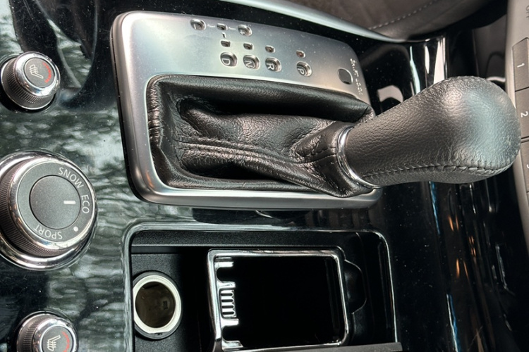 英菲尼迪Q70 2017款 Q70L 2.5L 精英版局部细节18