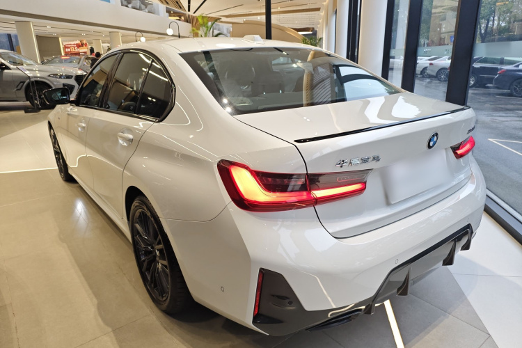 宝马3系 2023款 330i M运动曜夜套装车身外观4