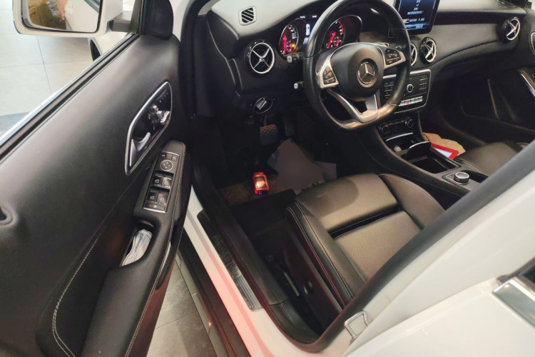 奔驰GLA 2019款 GLA 200 动感型中控内饰7003