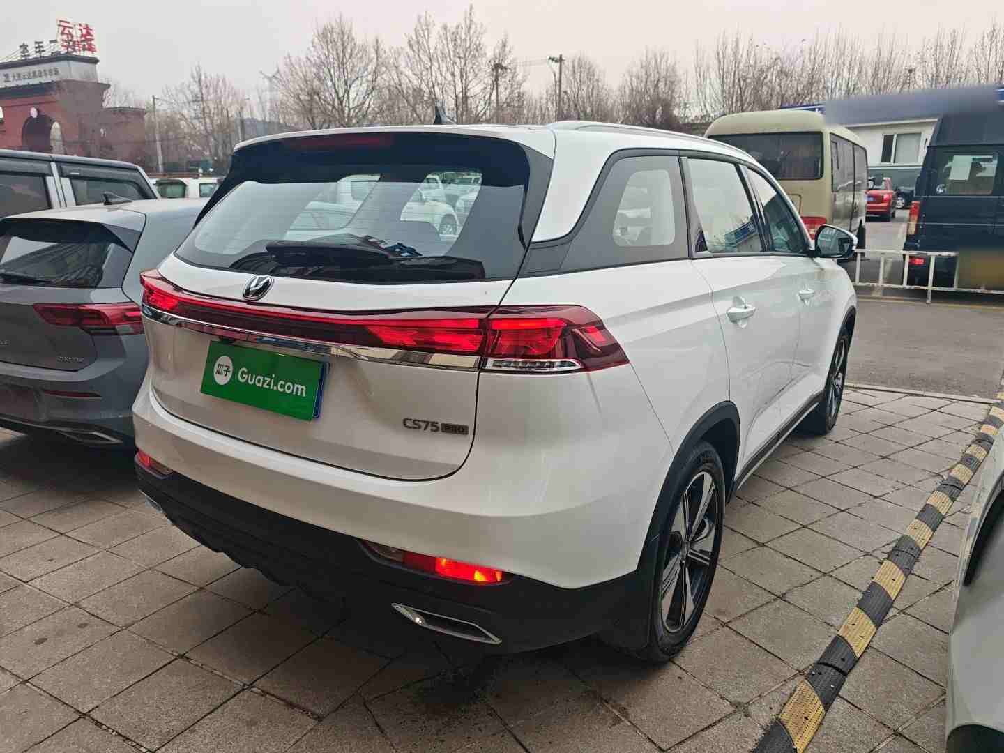 车辆右后45度外观展示