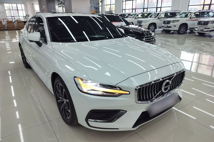 沃尔沃S60 2022款 B4 智逸豪华版车身外观3