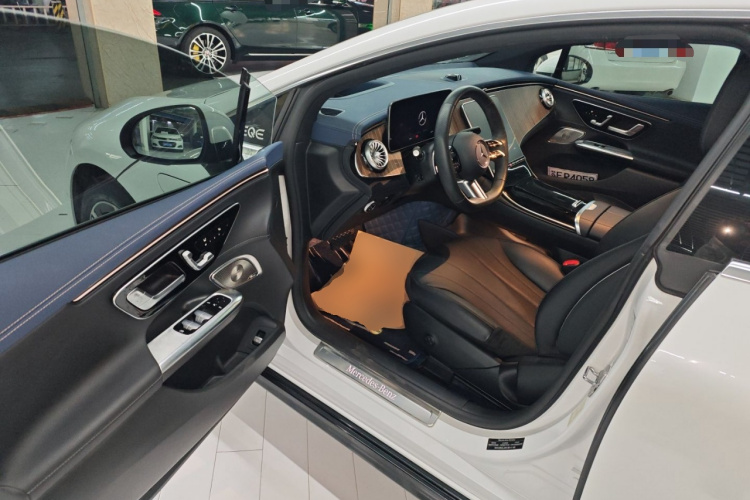 奔驰EQE 2022款 350 豪华版中控内饰20