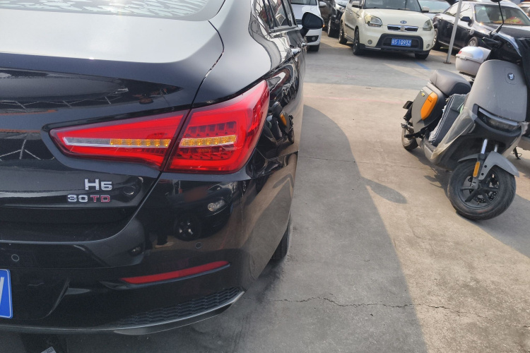 红旗H5 2020款 1.5T DCT旗悦版车身外观9