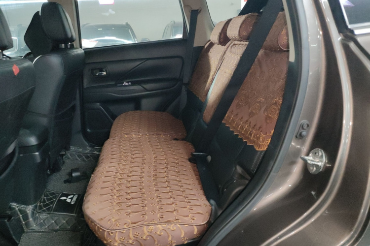 三菱 欧蓝德 2016款 2.4L 四驱精英版 5座中控内饰21