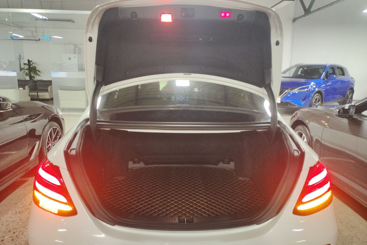 奔驰E级 2017款 E 320 L 运动型 4MATIC局部细节23