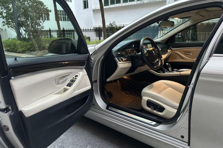 宝马5系 2014款 525Li 豪华设计套装中控内饰7005