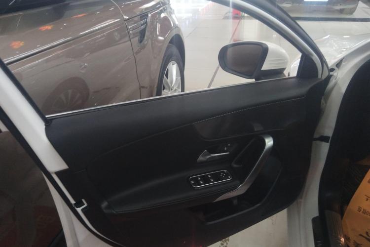 奔驰A级(进口) 2021款 A 200 动感型中控内饰7007