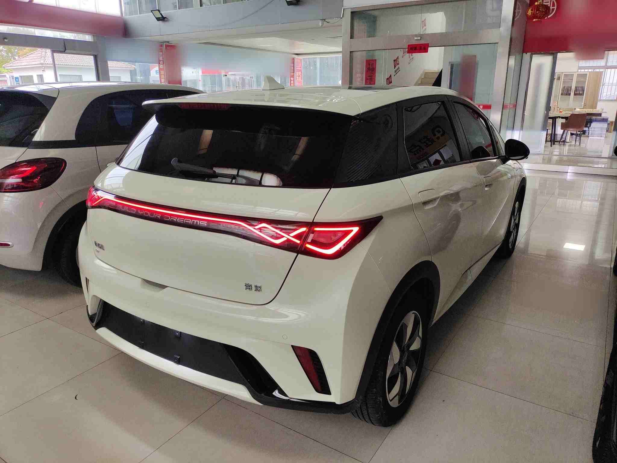 车辆右后45度外观展示