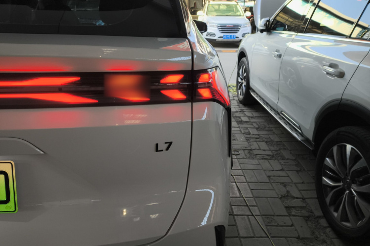 吉利银河 银河L7 2023款 1.5T 115km 星舰车身外观9