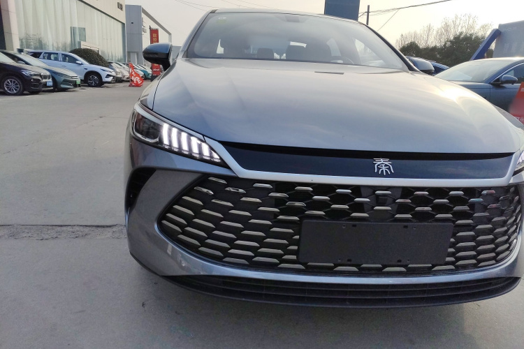 比亚迪 秦PLUS 2025款 DM-i 智驾版 55KM领先型车身外观8