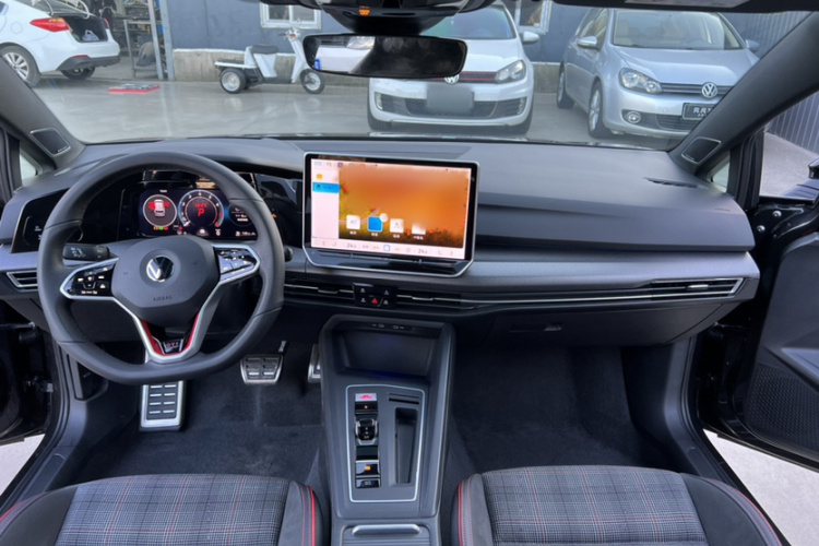 大众 高尔夫GTI 2025款 380TSI DSG GTI中控内饰7001