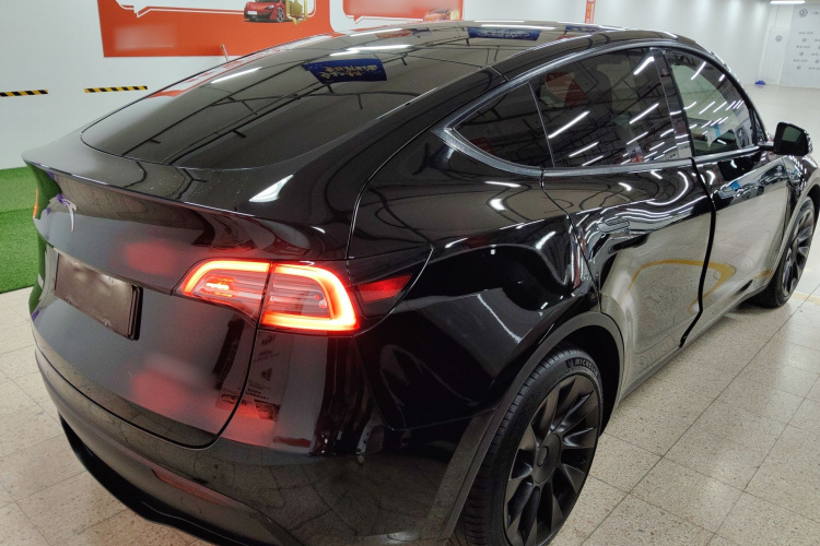 特斯拉 Model Y 2021款 标准续航后驱版车身外观7