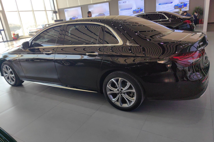奔驰E级 2021款 E 300 L 运动时尚型车身外观4