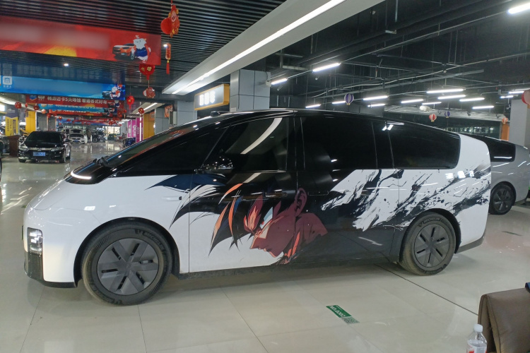 理想汽车 理想MEGA 2025款 Home 家庭特别版车身外观4