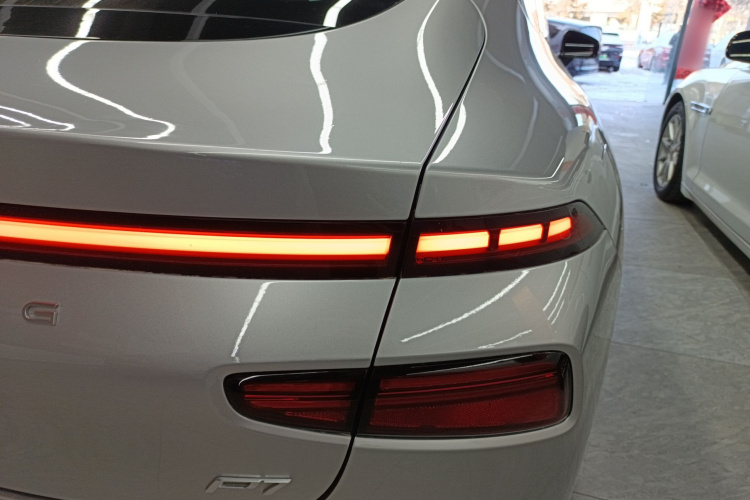 小鹏P7 2023款 P7i 702 Max车身外观9