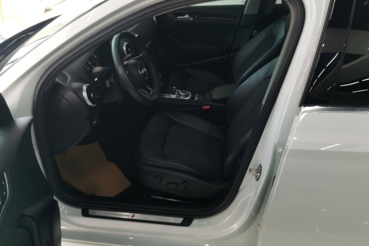 奥迪A3 2018款 30周年年型 Limousine 35 TFSI 时尚型中控内饰19