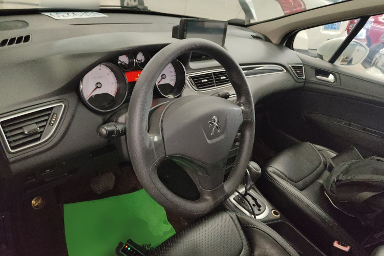 标致308 2014款 乐享版 经典 1.6L 自动优尚型中控内饰13