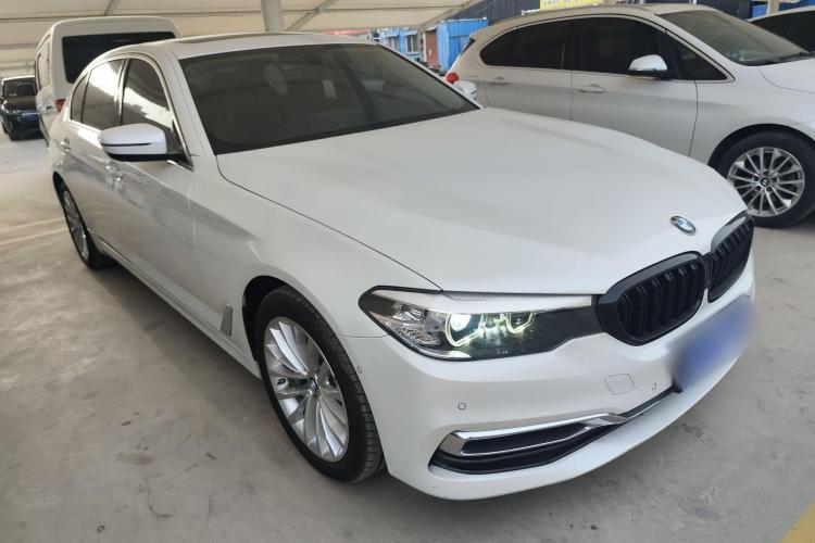 宝马5系 2019款 改款 530Li 领先型 豪华套装车身外观3