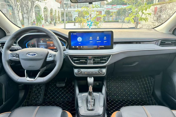 福特 福克斯 2022款 三厢 EcoBoost 180 自动竞速版中控内饰7003