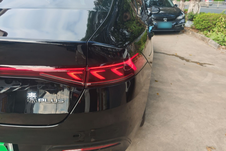 比亚迪 秦PLUS 2024款 荣耀版 DM-i 55KM领先型车身外观9