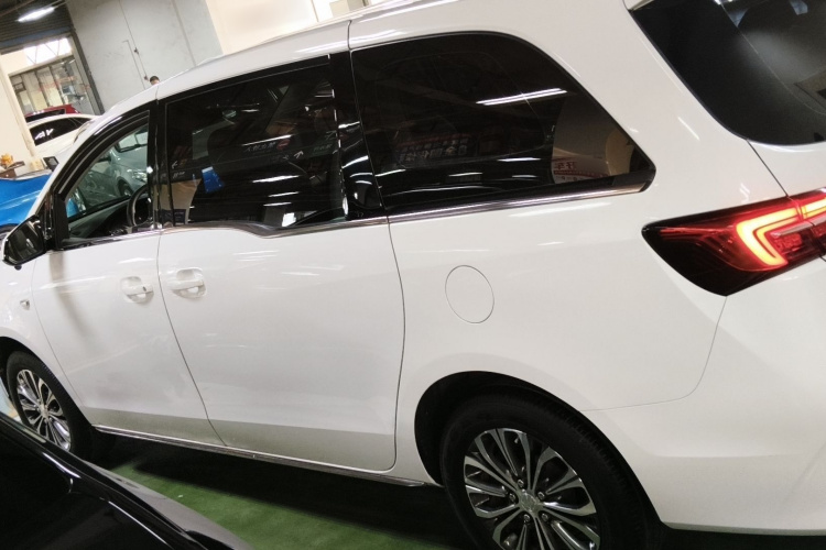 别克GL8 2023款 陆上公务舱 舒适型车身外观4