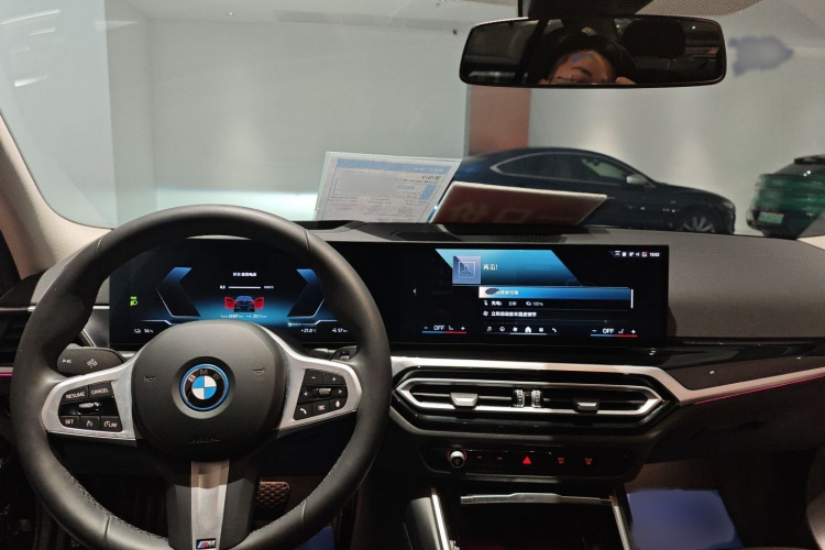 宝马i3 2024款 eDrive 40 L 曜夜套装中控内饰7002