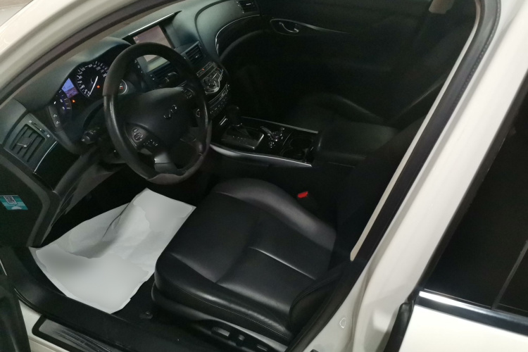 英菲尼迪Q70 2019款 Q70L 2.0T 精英版中控内饰19