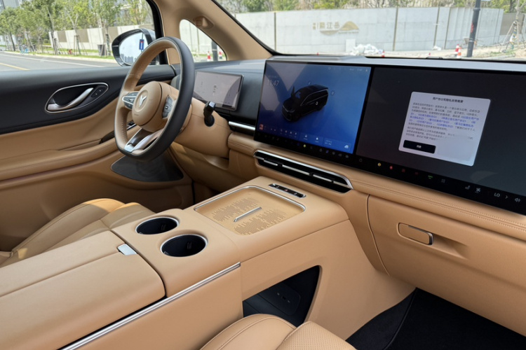 岚图汽车 岚图梦想家 2025款 PHEV 四驱尊贵鲲鹏版中控内饰7005