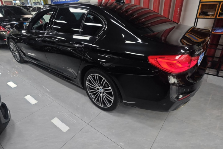 宝马5系 2018款 改款 530Li 领先型 M运动套装车身外观4