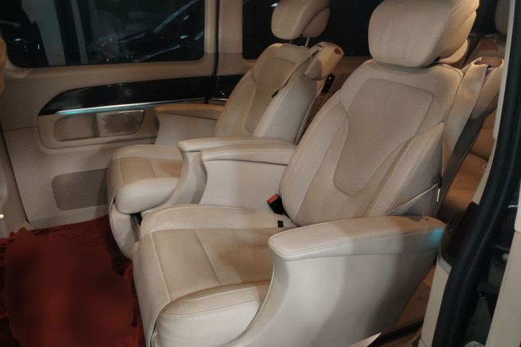 奔驰V级 2016款 V 260 L 尊贵加长版中控内饰21