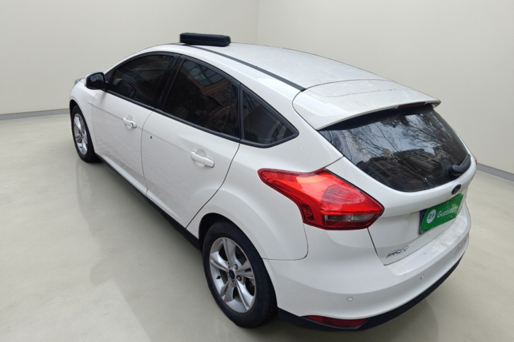 福特 福克斯 2018款 两厢经典 1.6L 自动舒适型智行版车身外观5