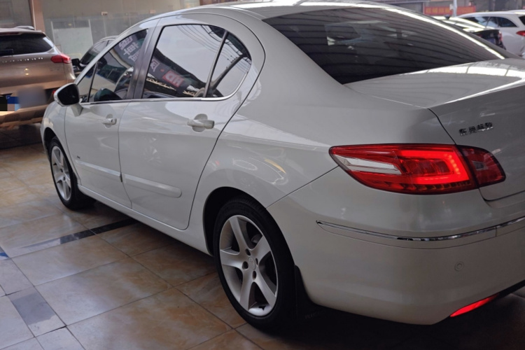 标致408 2013款 2.0L 自动舒适版车身外观4