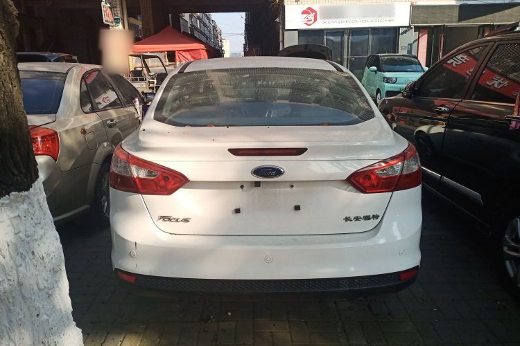 福特 福克斯 2012款 三厢 1.6L 自动风尚型车身外观6