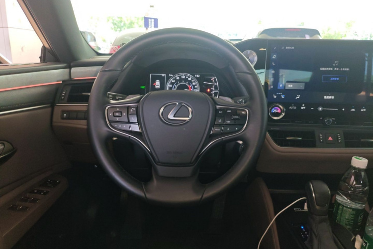 雷克萨斯ES 2025款 300h 臻享版局部细节13