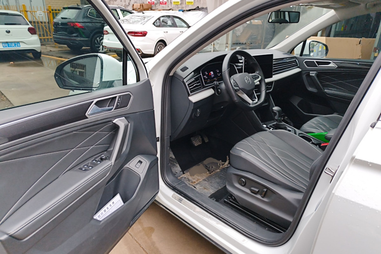 大众 途观L 2024款 300TSI 自动两驱智享版中控内饰20