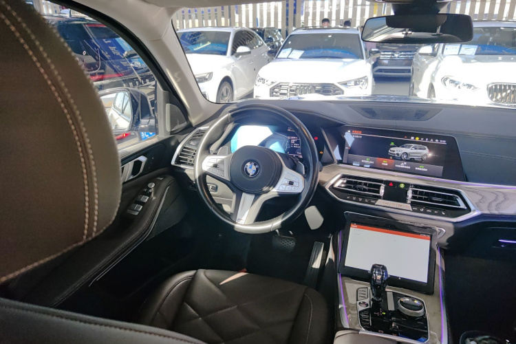 宝马X5 2022款 xDrive 30Li 尊享型M运动套装中控内饰13