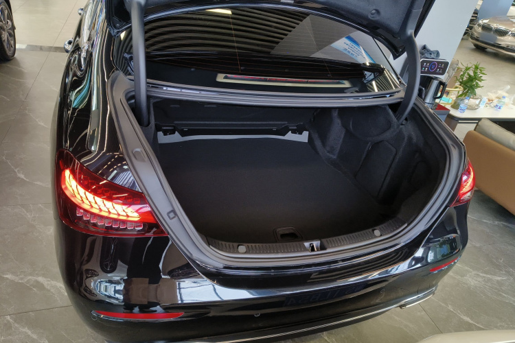 奔驰E级 2023款 改款 E 300 L 豪华型机舱底盘23