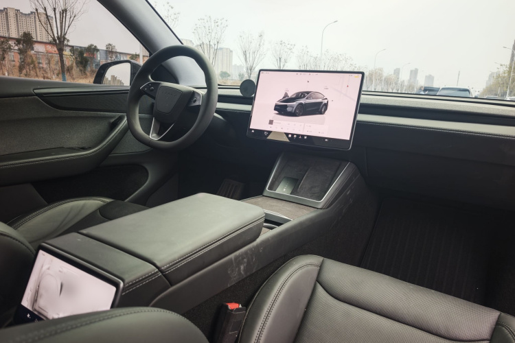 特斯拉 Model Y 2025款 后轮驱动版中控内饰7001