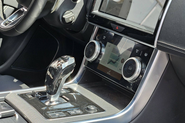 捷豹XEL 2023款 2.0T 250PS R-DYNAMIC S进取运动版中控内饰7011