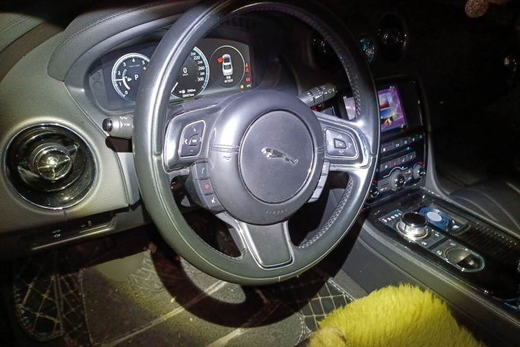 捷豹XJ 2016款 XJL 2.0T 两驱典雅商务版中控内饰13