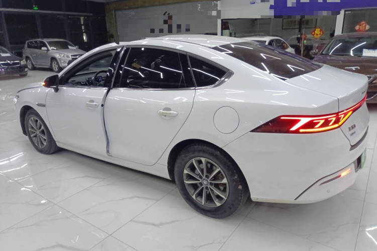 比亚迪 秦PLUS 2023款 冠军版 DM-i 55KM领先型车身外观4