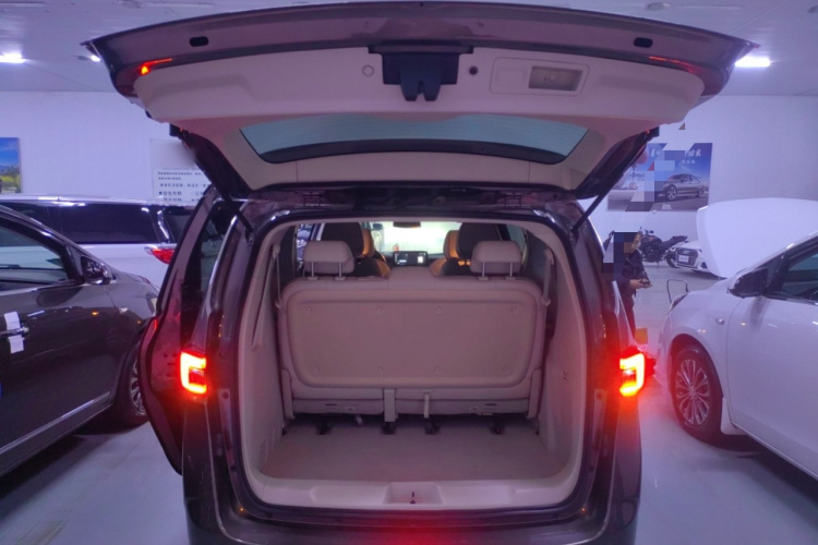 别克GL8 2022款 陆上公务舱 652T 豪华型机舱底盘23