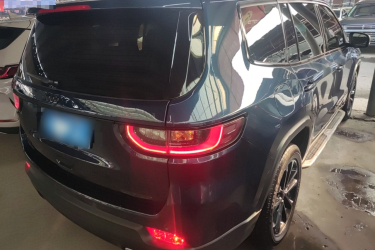 Jeep 大指挥官 2020款 2.0T 四驱夜鹰版车身外观7