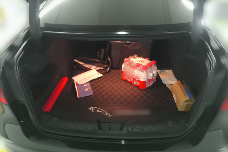 捷豹XFL 2022款 XFL 2.0T P250 两驱尊享豪华版中控内饰23