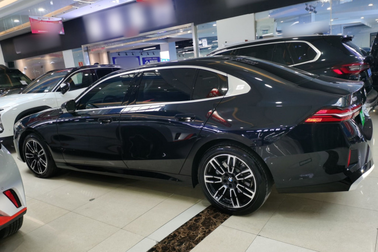 宝马5系 2025款 530Li 领先型 M运动套装车身外观4