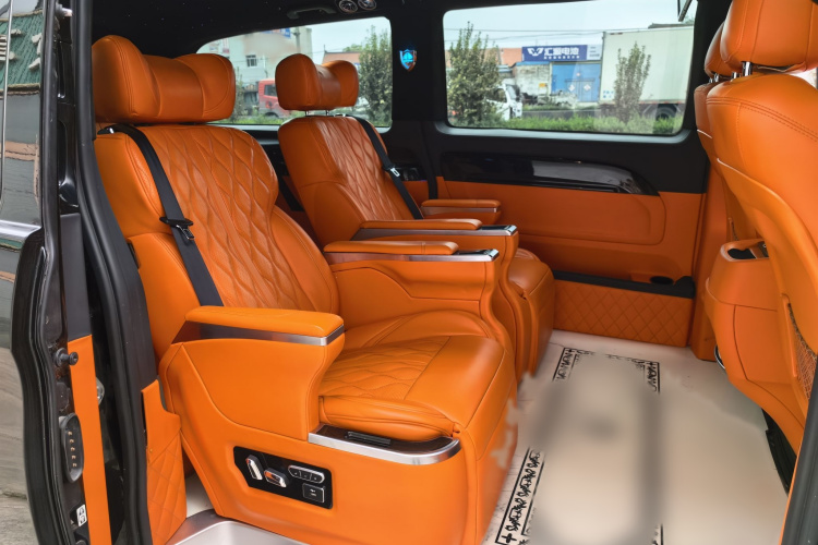 奔驰 威霆 2021款 2.0T 精英版 7座中控内饰7005