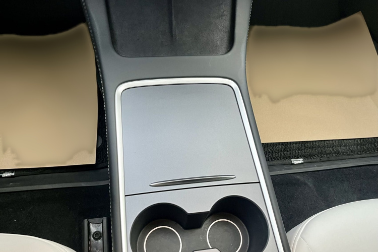 特斯拉 Model 3 2022款 后轮驱动版局部细节9008